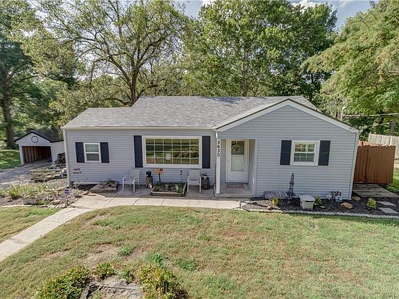 3rd image of 5630 N Amoret Ave