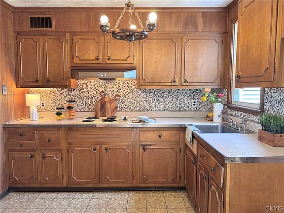 5th image of 501 Oakwood St