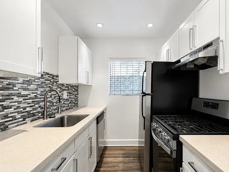 319 N Heliotrope Dr #1 — Photo 7
