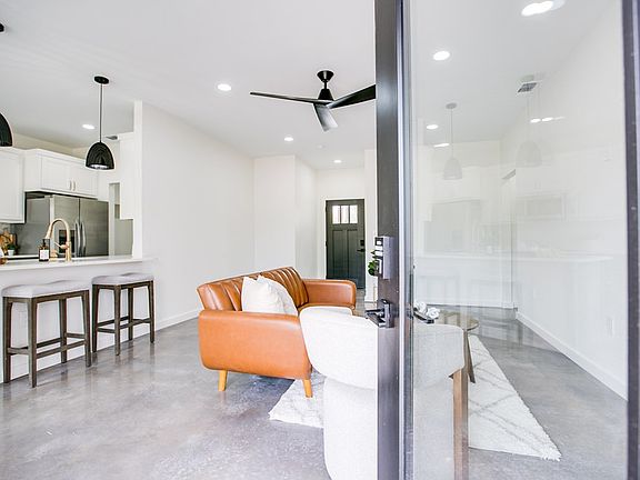 4th image of 21 W 20th St