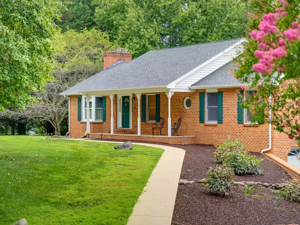 317 Baldwin Ln, Staunton, VA 24401