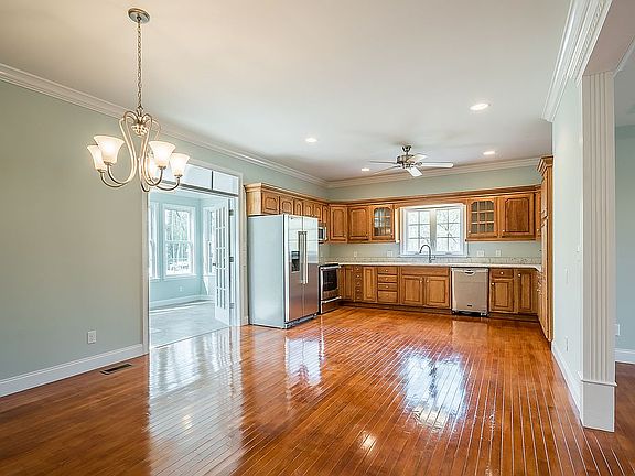 3rd image of 901 E Oak Island Dr