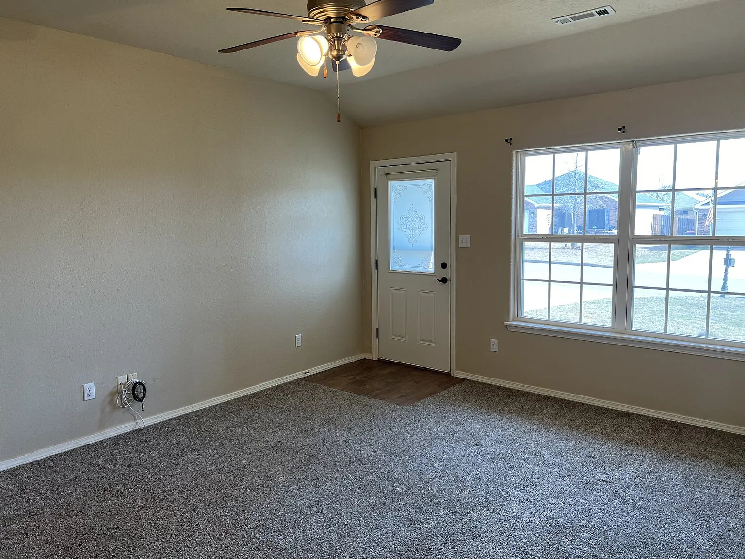 3 bed, 2.0 bath, 1264 sqft, $1,600 — Photo 4