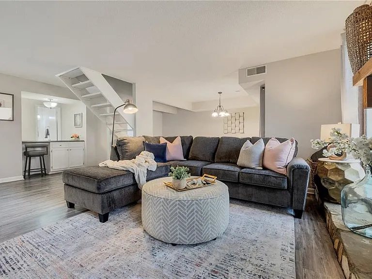 Pam Ln SW — Photo 3