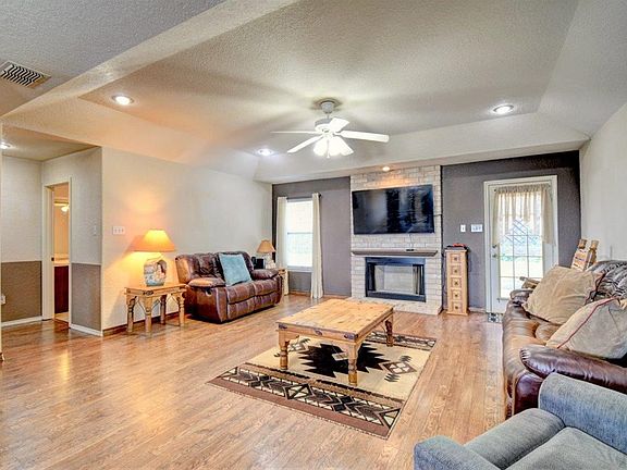3rd image of 416 Earl Dr