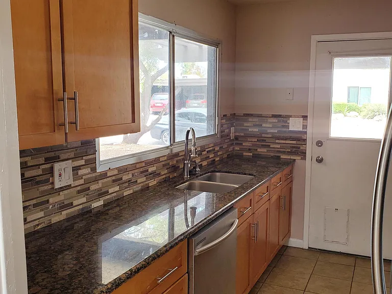 1719 E Gaylon Dr — Photo 5