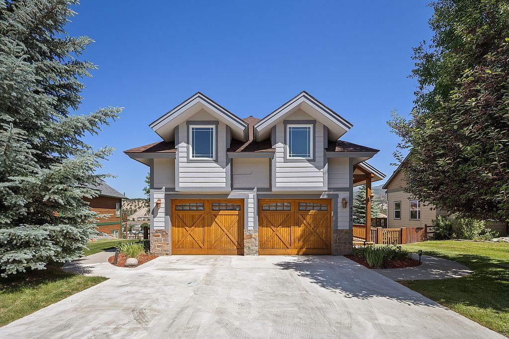 245 Bluffs Dr - Property Image