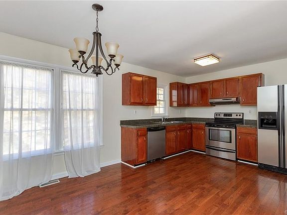 3rd image of 606 Edgefield Ct