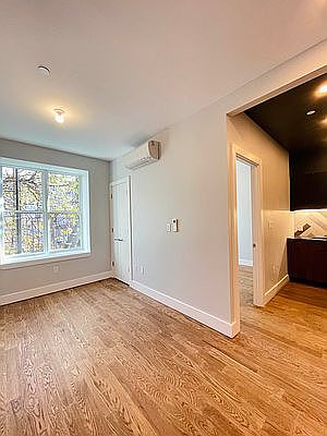 3rd image of 1354 Jefferson Ave #4J