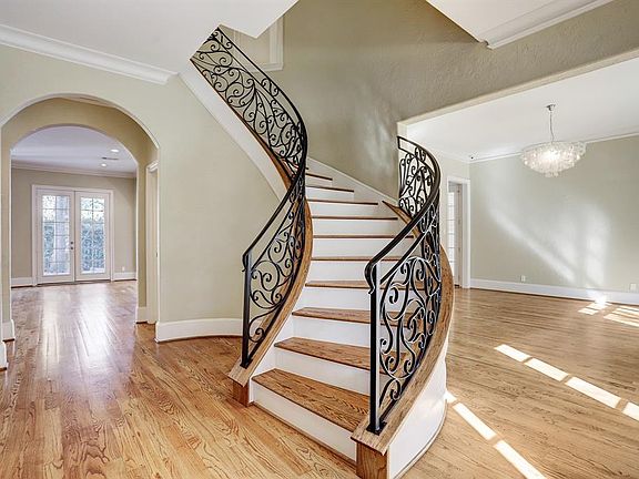 4th image of 2628 Robinhood St