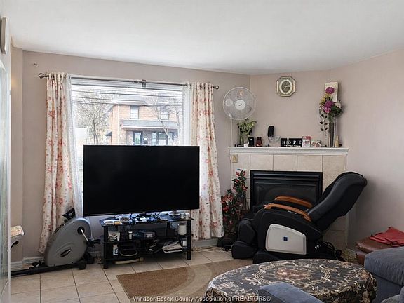 4th image of 1475 Martindale St