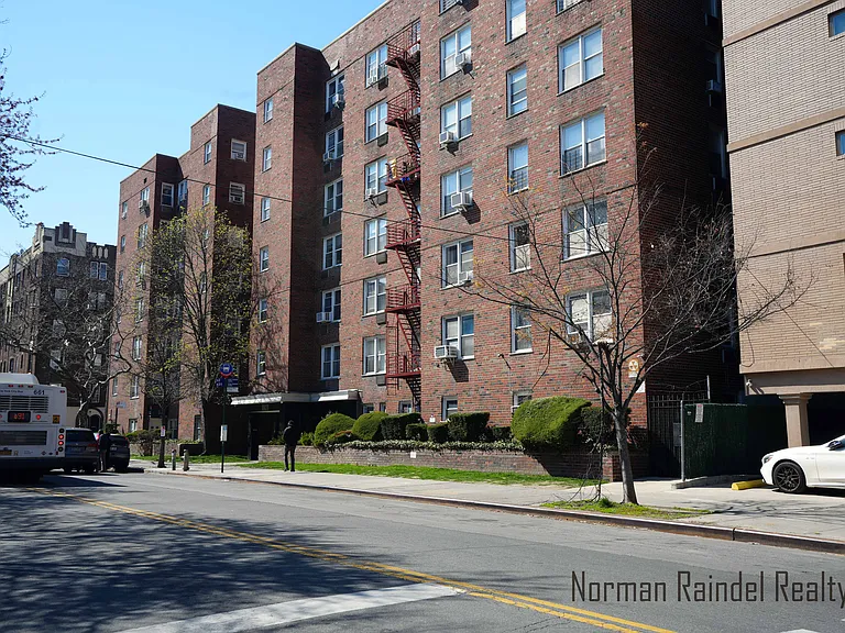 1673 E 18th St #F9 — Photo 22