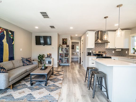 3rd image of 6635 SE Woodstock Blvd