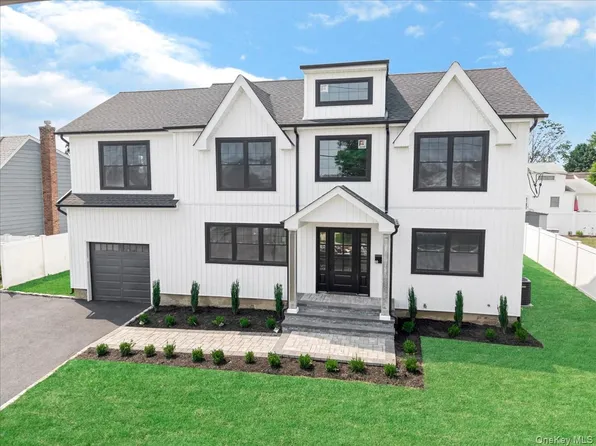 60 Westwood Road S, Massapequa Park, NY 11762