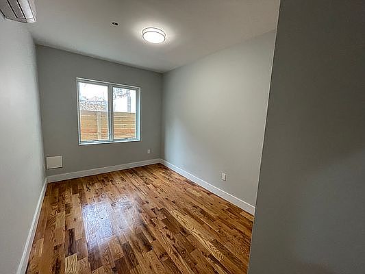 5th image of 2513 Wallace Ave #1B