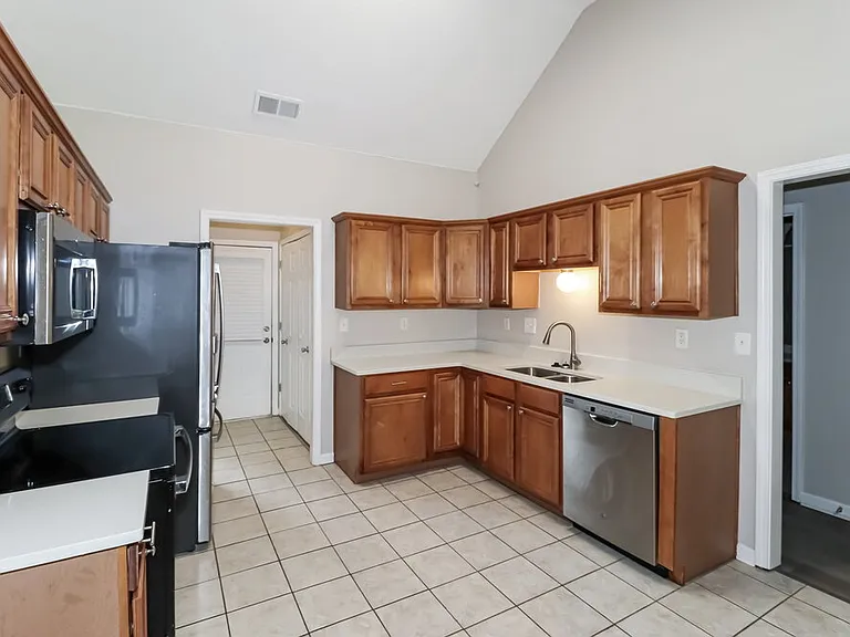 185 Village Dr — Photo 9