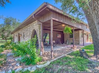 1115 Hummingbird Ln, Adkins, TX 78101