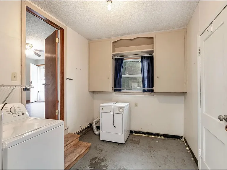 312 S Poplar St — Photo 5
