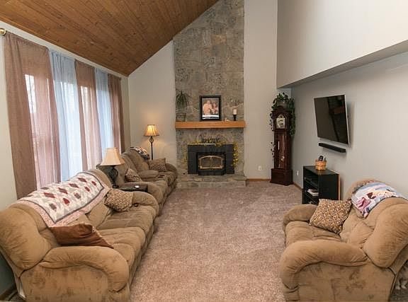 5th image of 46 Applewood Dr