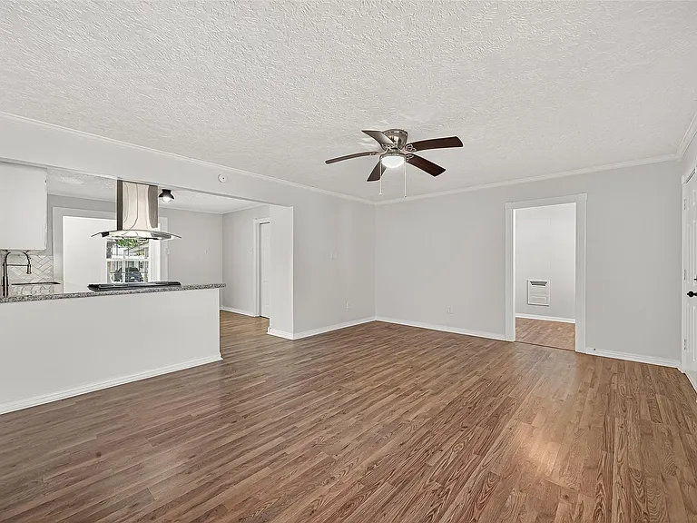 714 E Humble St — Photo 9