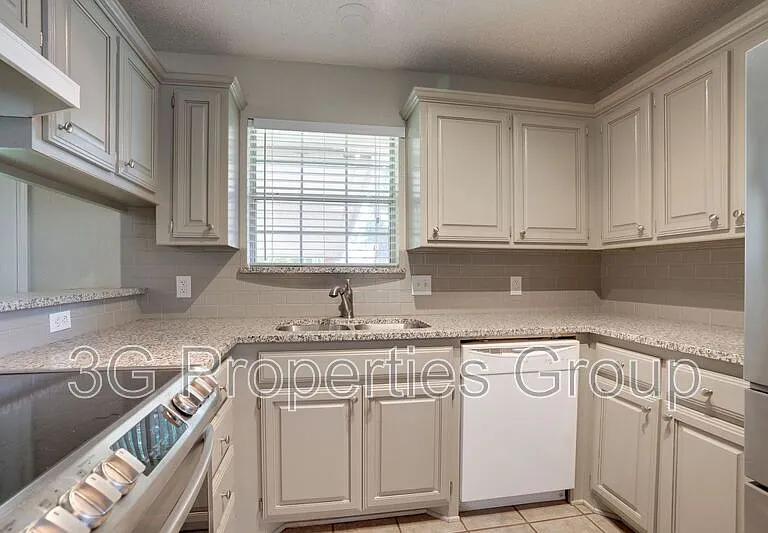 215 Linda St — Photo 8