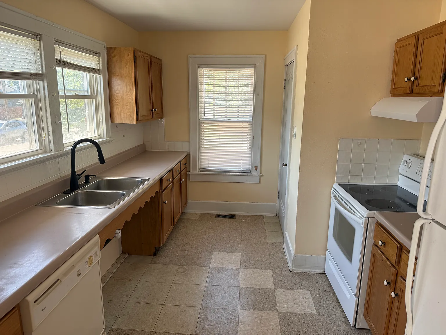 2 bed, 1050 sqft, $1,200 — Photo 2