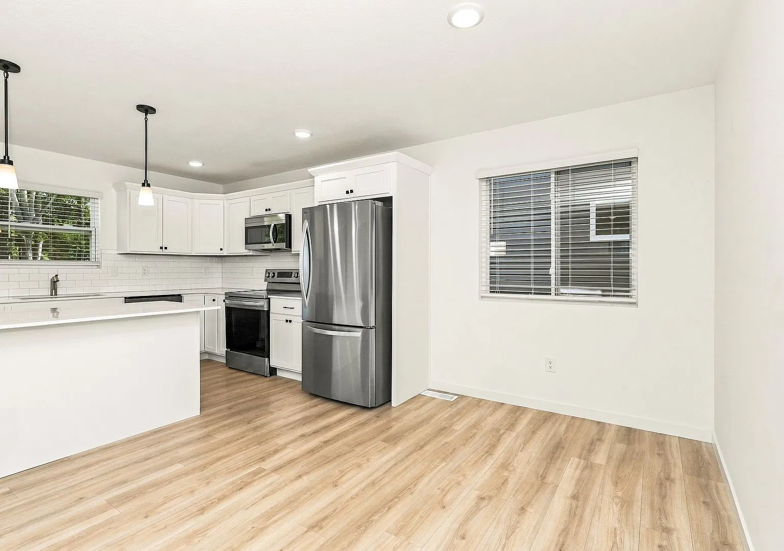 1 Month FREE Rent! Applied to Your First Full Month. Terms & Conditions Apply. — Photo 4