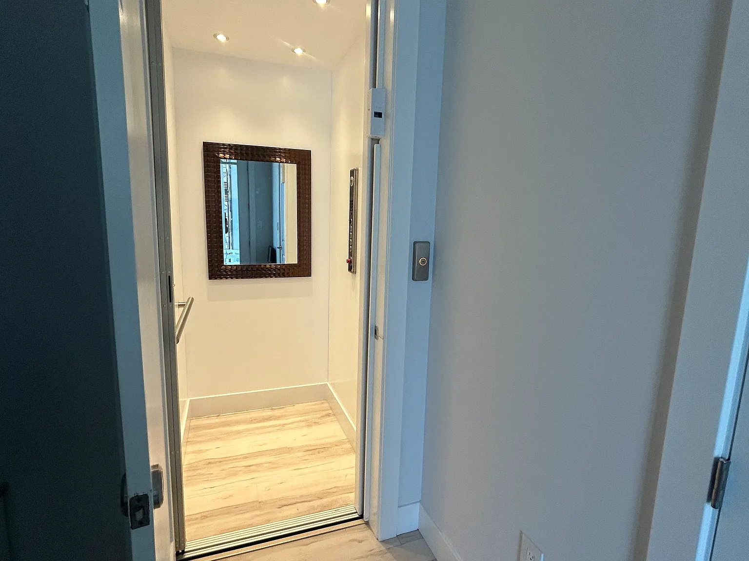 2 bed, 1.5 bath, 2500 sqft, $3,200 — Photo 2