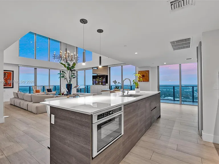 121 NE 34th St #Penthouse 3217 — Photo 11