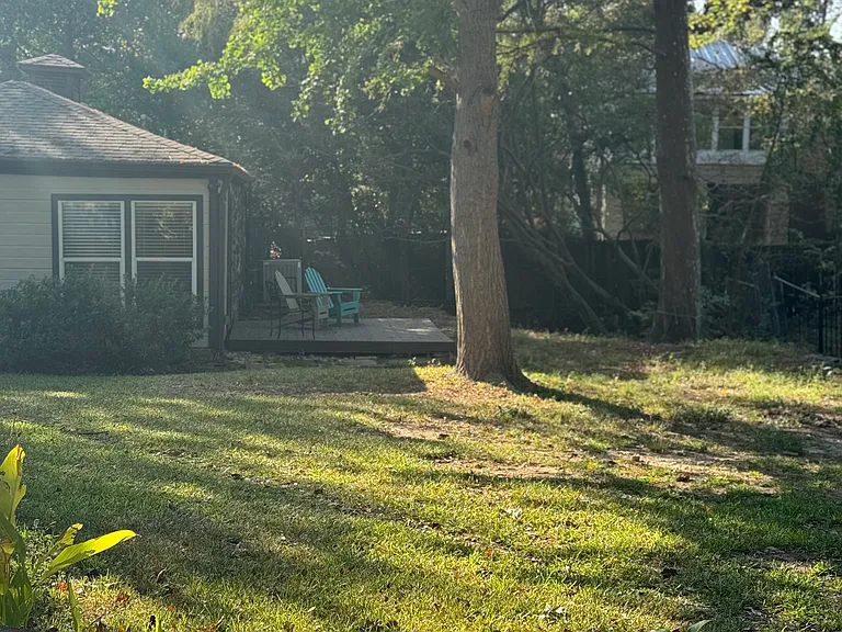 Bateman Ave — Photo 13