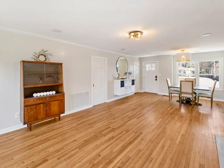 1033 N Pine St — Photo 20