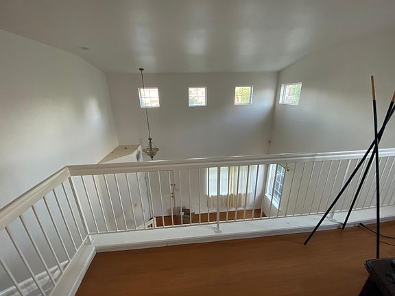 3rd image of 407 Fieldstone Dr