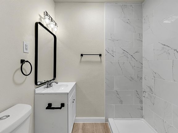 4th image of 305 NW 23rd St APT 103