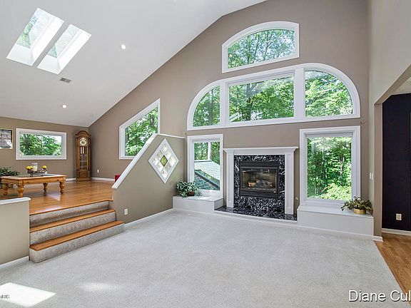 5th image of 8077 Therese Ct SE