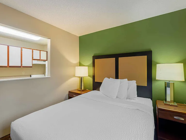 Deluxe Studio - 1 Queen Bed