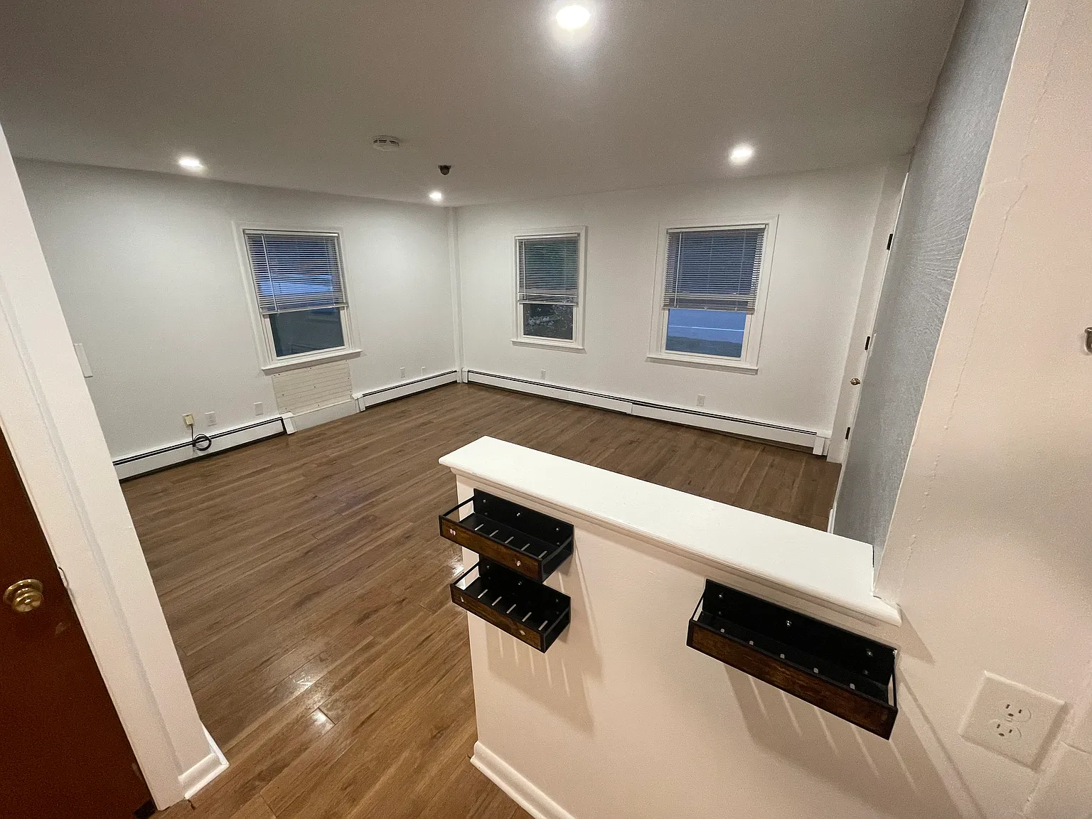 897 East St — Photo 2
