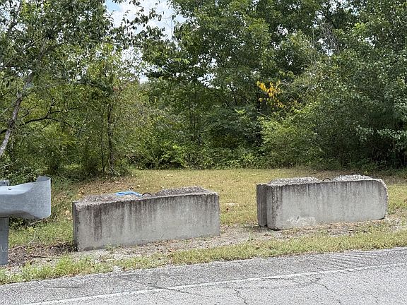 4th image of 913 Riverside Dr