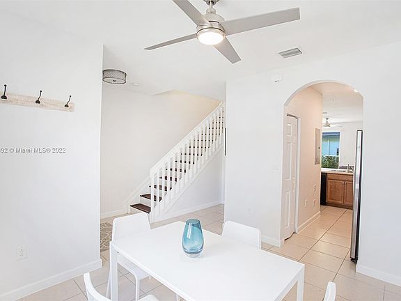 4th image of 132 SE 28th Pl Unit 7