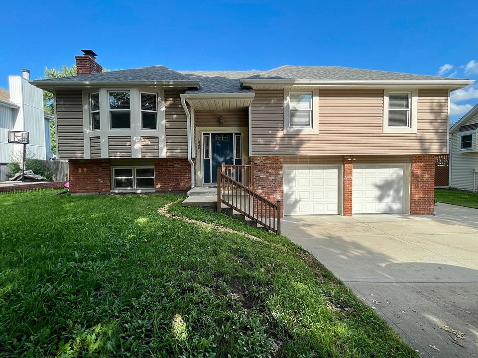 2 car garage is extra deep!