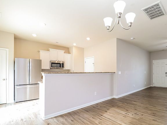 5th image of 853 Joselynn Dr