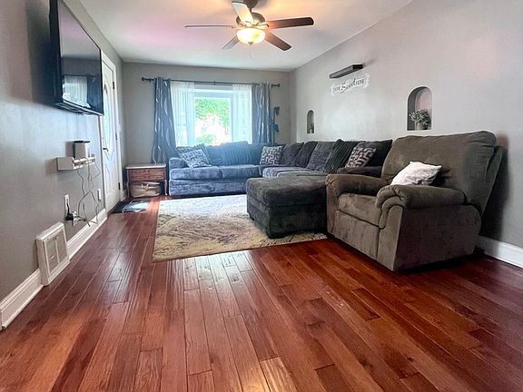 3rd image of 10219 S Turner Ave