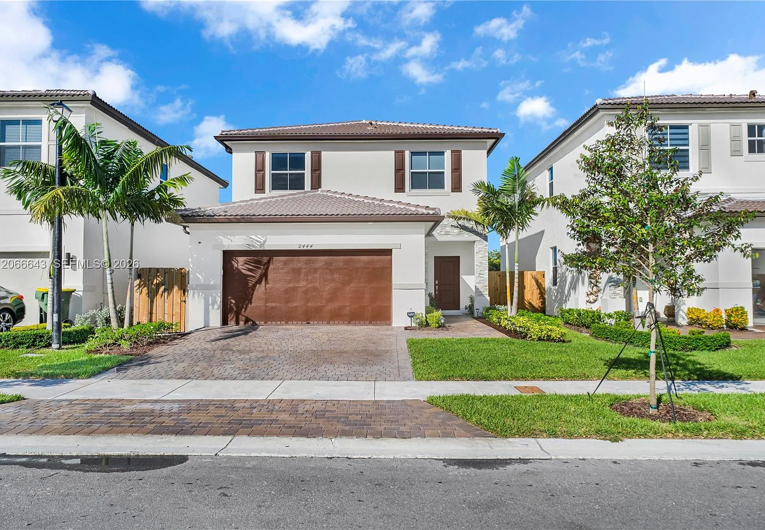 4 bed, 2.5 bath, 2190 sqft, $3,995 — Photo 2