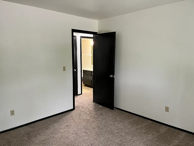 670 E Lincoln Ave — Photo 16