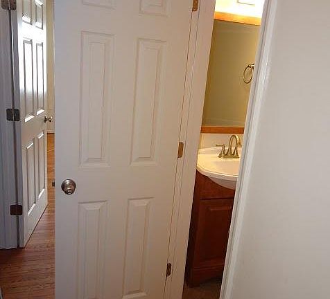 5th image of 46 Bristol Ct