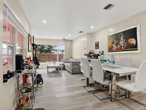 3rd image of 920 SW 30th St #3