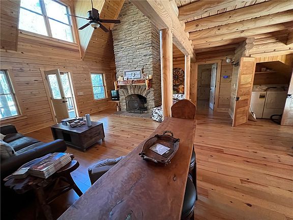 3rd image of 261 Bluff Rd S