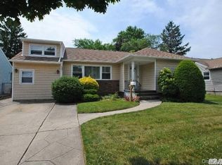 528 N Hawthorne St, Massapequa, NY 11758