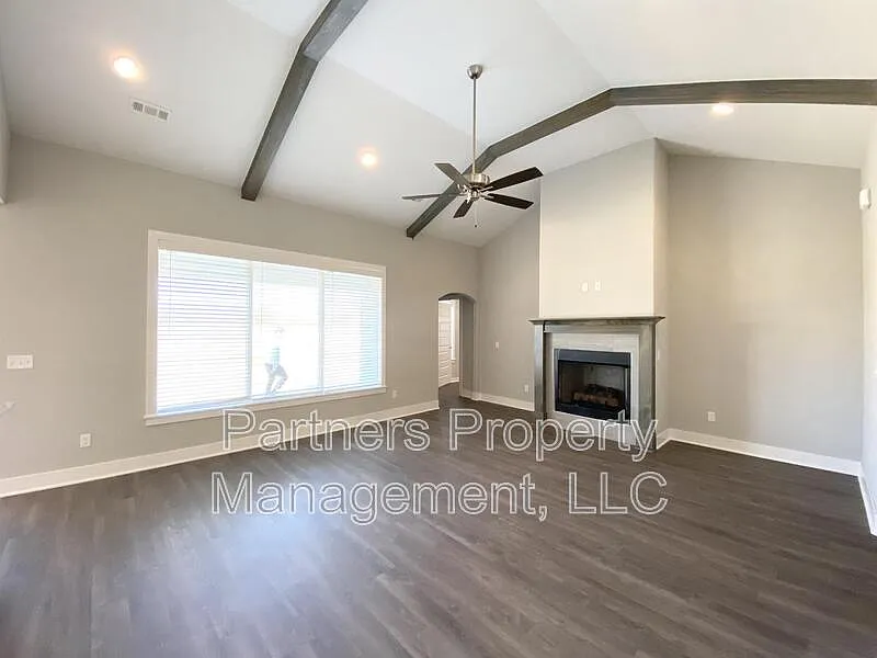 3 bed, 2.0 bath, 1600 sqft, $1,950 — Photo 2