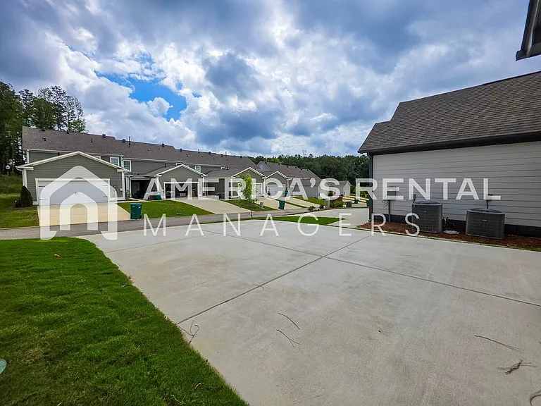 1019 Grand River Blvd W — Photo 36