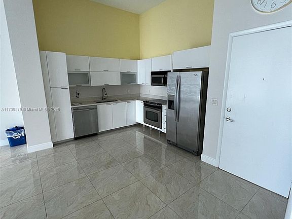 4th image of 234 NE 3rd St Penthouse Uph06